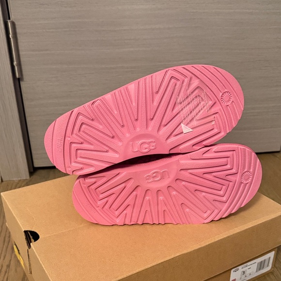 UGG Pink Leopard Kids Boots - Picture 3 of 4